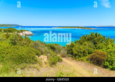 Chemin le long de la côte avec de l'eau de mer turquoise, près de Grande plage de Sperone, Corse, France Banque D'Images