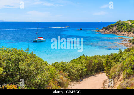 Chemin de grande plage de Sperone avec voile voile sur mer à distance, Corse, France Banque D'Images