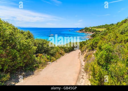 Chemin de grande plage de Sperone aux beaux jours de l'été, Corse, France Banque D'Images