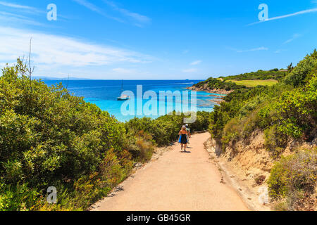 Couple de touristes marche sur chemin de belle plage de grande baie, l'île de Corse Bonifacio, France Banque D'Images