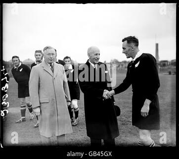 Le capitaine de la Nouvelle-Zélande Bob Stuart (r) serre la main avec New Haut-commissaire de la ZELANDE Sir FW Doidge (c) en tant que duc De Norfolk (l) est à côté Banque D'Images