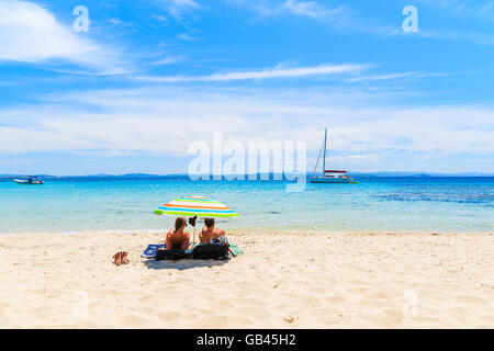 Couple de touristes non identifiée de soleil sur la grande plage de Sperone aux beaux jours de l'été, Corse, France Banque D'Images