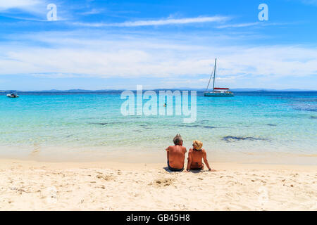 Deux ou trois personnes non identifiées sur une superbe plage Grande plage de Sperone, Corse, France Banque D'Images