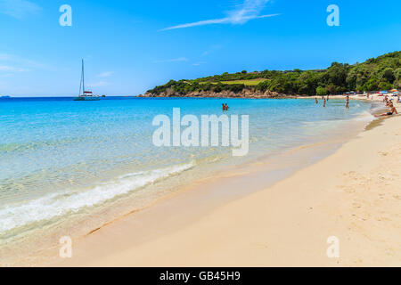 Une vue de la plage de sable de Grande Sperone aux beaux jours de l'été, Corse, France Banque D'Images