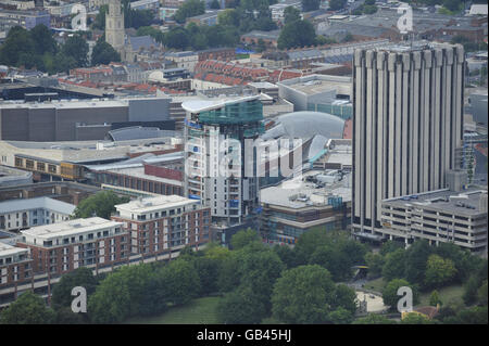 Vue générale du bâtiment Cabots Circus de Bristol dans le centre, prise lors d'un vol au-dessus de Bristol dans le cadre de la Balloon Fiesta à Ashton court. Banque D'Images