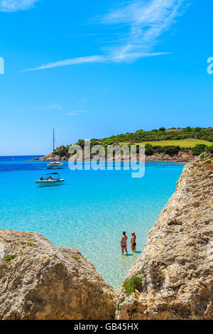 Les touristes non identifiés dans l'eau de grande Sperone bay et à la recherche en mer, Corse, France Banque D'Images