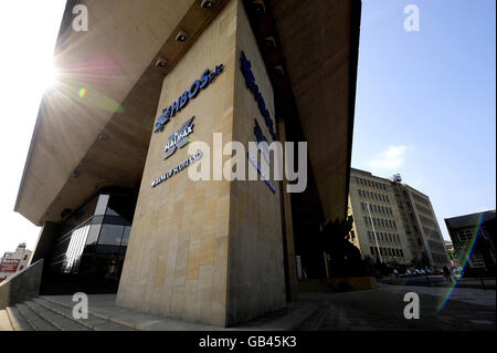 Fusion possible entre Lloyds TSB et HBOS.Panneaux à l'extérieur des bureaux de HBOS à Halifax. Banque D'Images