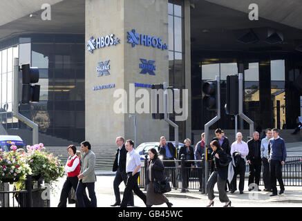 Fusion possible entre Lloyds TSB et HBOS.Vue générale des personnes qui marchent devant un édifice HBOS à Halifax. Banque D'Images