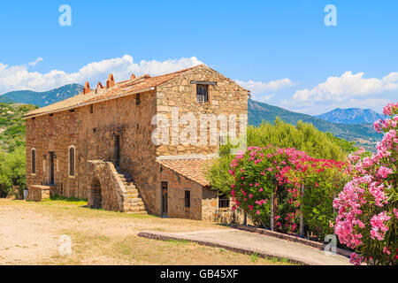 Maison traditionnelle Corse construit à partir de pierres précieuses sur la côte sud de la Corse, France Banque D'Images