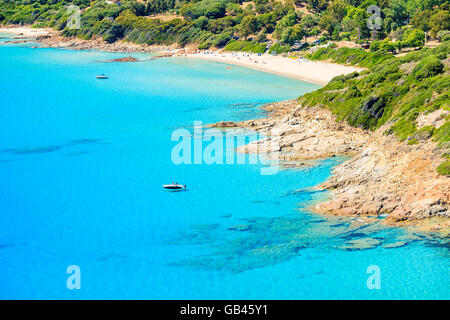 Magnifique baie avec la mer d'azur de l'eau près de Cargèse, ville de l'île Corse, France Banque D'Images