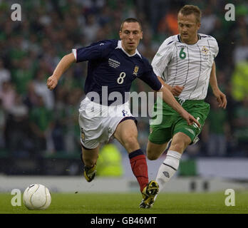 Scott Brown, en Écosse, protège le ballon de Sammy Clingan (à droite) en Irlande du Nord lors du match du Tennent's International Challenge à Hampden Park, Glasgow. Banque D'Images