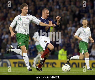 Kenny Miller, en Écosse, est attaqué par Jonny Evans, en Irlande du Nord, lors du match du Tennent's International Challenge à Hampden Park, Glasgow. Banque D'Images