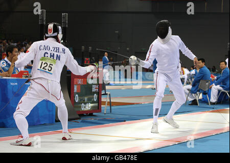 Sam Weale de Grande-Bretagne (à droite) en action contre Zhongrong CAO de Chine dans la salle d'escrime où ils sont en compétition dans la discipline One Touch d'Escrime masculin du Pentathlon moderne lors des Jeux Olympiques de Beijing en Chine en 2008. Banque D'Images