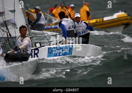 Le duo de Grande-Bretagne Iain Percy et Andrew Simpson signale leur succès en médaille d'or dans la classe Star au Centre de voile des Jeux Olympiques de Beijing 2008 à Qingdao, en Chine. Banque D'Images