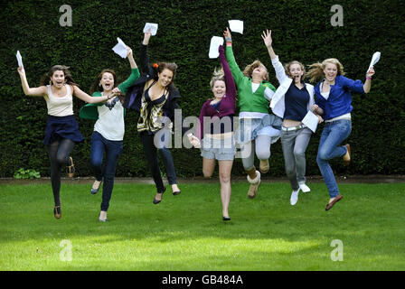 Les élèves célèbrent l'obtention de leurs résultats GCSE à l'école de badminton de Bristol. Banque D'Images