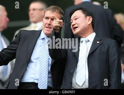 Le propriétaire de Manchester City, Thaksin Shinawatra (r), et le chef de la direction, Garry Faire cuire dans les stands avant de démarrer Banque D'Images