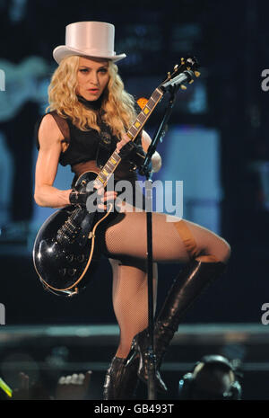 Madonna se produit en concert au Millennium Stadium à la première date de sa tournée mondiale Sticky & Sweet à Cardiff. Banque D'Images