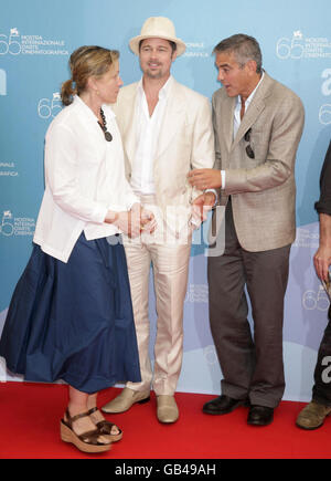 AP DE gauche à droite : Frances McDormand, Brad Pitt et George Clooney assistent au photocall for Burn After Reading, au 65e festival du film de Venise, Venise, Italie. Banque D'Images