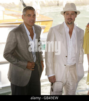 AP DE gauche à droite : George Clooney et Brad Pitt assistent au photocall for Burn After Reading, au 65e Festival du film de Venise, Venise, Italie. Banque D'Images