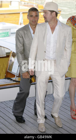 De gauche à droite : George Clooney et Brad Pitt assistent au photocall for Burn After Reading, au 65e Festival du film de Venise, Venise, Italie. Banque D'Images