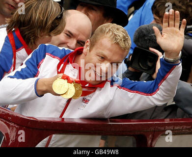 Olympiades - défilé des médaillés écossais - Édimbourg.Le Triple gagnant de la médaille d'or olympique Chris Hoy célèbre leur succès lors d'un défilé à Édimbourg. Banque D'Images