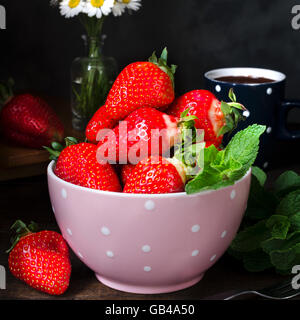 Bol avec fraise, still life la photographie sombre Banque D'Images