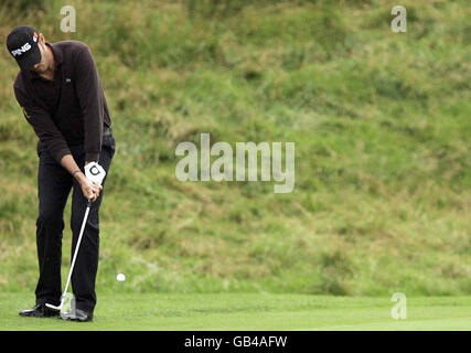 Golf - Johnnie Walker Championship - quatrième jour - Gleneagles.Gregory Havret joue un cliché de jetons lors de la quatrième manche du Johnnie Walker Championship à Gleneagles, dans le Perthshire. Banque D'Images