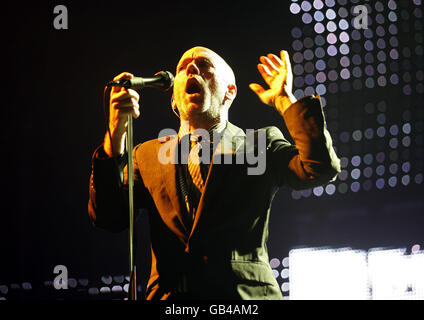 REM concert - Londres.Michael Stipe de REM joue en direct sur scène au stade de rugby de Twickenham, dans l'ouest de Londres. Banque D'Images