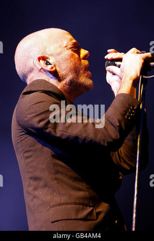 REM concert - Londres.Michael Stipe de REM joue en direct sur scène au stade de rugby de Twickenham, dans l'ouest de Londres. Banque D'Images