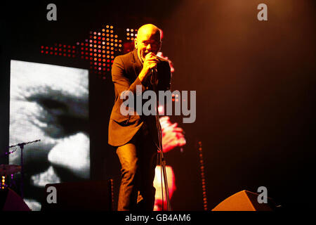 REM concert - Londres.Michael Stipe de REM joue en direct sur scène au stade de rugby de Twickenham, dans l'ouest de Londres. Banque D'Images