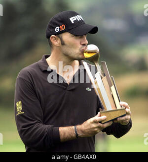 Gregory Havret fête avec son trophée après la quatrième manche du championnat Johnnie Walker à Gleneagles, dans le Perthshire. Banque D'Images