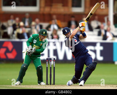 Le capitaine d'Angleterre Kevin Pietersen est sorti pendant la quatrième journée internationale au terrain de cricket de Lord's à Londres. Banque D'Images