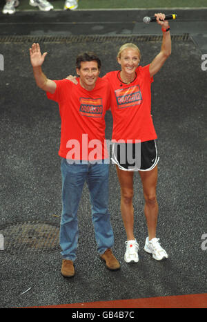 Sebastian COE (à gauche) et Paula Radcliffe, capitaine de l'équipe GB, photographiés sur la ligne de départ lors de l'événement Nike+ Human Race au stade Wembley, dans le nord de Londres. Banque D'Images