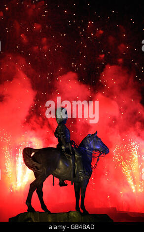 Édimbourg célèbre la fin du Festival international d'Édimbourg avec des concerts de feux d'artifice réalisés en direct par l'Orchestre de chambre écossais, avec un feu d'artifice chorégraphié sur fond de château d'Édimbourg. Banque D'Images