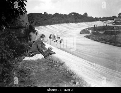 Les passionnés qui regardent la course depuis le bord de la banque tandis que John Cobb se lance vers eux dans son Napier Railton. Banque D'Images