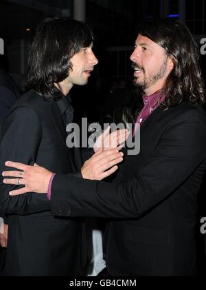 Dave Grohl (r) et Bobby Gillespie à l'après-fête pour les GQ Men of the Year Awards 2008, Royal Opera House, Covent Garden, Londres. Banque D'Images