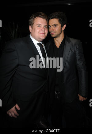 James Corden (à gauche) et Dominic Cooper photographiés lors des GQ Men of the Year Awards après la fête à l'Opéra royal de Covent Garden, dans le centre de Londres. Banque D'Images