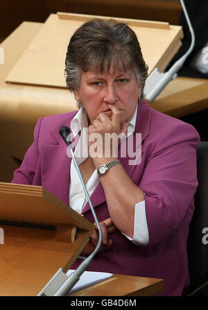 Annabel Goldie, chef du parti conservateur écossais, se tourne vers le Premier ministre Alex Salmond qui présente le programme du gouvernement écossais pour l'année au Parlement écossais à Édimbourg. Banque D'Images