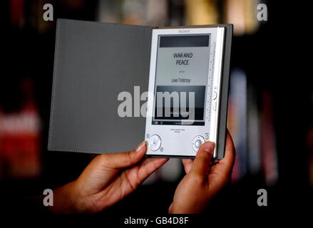 Le modèle Lily Cole lance le nouveau Reader de Sony à Waterstones, dans le centre de Londres. Banque D'Images
