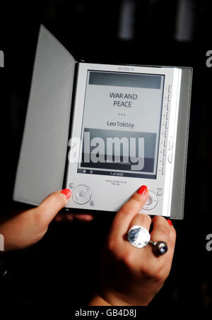 Le modèle Lily Cole lance le nouveau Reader de Sony à Waterstones, dans le centre de Londres. APPUYEZ SUR ASSOCIER photo. Date de la photo: Mercredi 3 septembre 2008. Le Reader est un gadget plus petit qu'un livre hardback et peut stocker jusqu'à 160 ebooks sous une seule couverture. Le crédit photo devrait se lire : Anthony Devlin/PA Wire Banque D'Images
