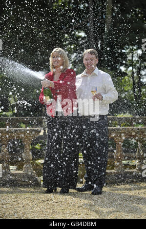 Le couple récemment marié Ed Edwards, 43 ans, et Michelle Edwards, 39 ans, de Yeovil, ont gagné une part de 1,925,567 du jackpot de Lotto le samedi 30 août 2008. Banque D'Images