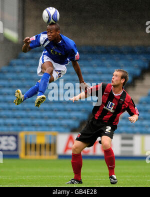 Football - Coca-Cola football League One - MIllwall v Hartlepool United - The New Den.Jimmy Abdou de Millwall et Jamie McCunnie de Hartlepool United Banque D'Images