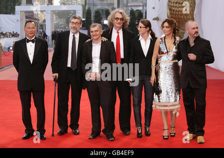 AP OUT (de gauche à droite) les membres du jury Johnnie to, John Landis, Juriy Arabov, Wim Wenders, Lucrecia Martel, Valeria Golino et Douglas Gordon arrivent pour la cérémonie de clôture du festival, au Palazzo del Cinema du Lido de Venise, en Italie, pendant le 65e Festival du film de Venise. Banque D'Images