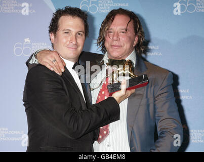 AP OUT: Mickey Rourke avec le réalisateur Darren Aronofsky, qui a remporté le Golden Lion Award pour le meilleur film, 'The Wrestler', lors de la cérémonie de clôture du festival, au Palazzo del Casino sur le Lido de Venise, en Italie. Banque D'Images