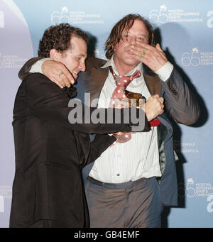 AP OUT: Mickey Rourke avec le réalisateur Darren Aronofsky, qui a remporté le Golden Lion Award pour le meilleur film, 'The Wrestler', lors de la cérémonie de clôture du festival, au Palazzo del Casino sur le Lido de Venise, en Italie. Banque D'Images