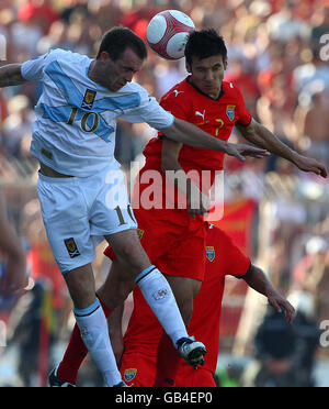 James McFadden, en Écosse, défie les Macédoniens Vlatko Grozdanoski (à droite) lors du match du groupe neuf de qualification de la coupe du monde au City Stadium, Skopje, Macédoine. Banque D'Images