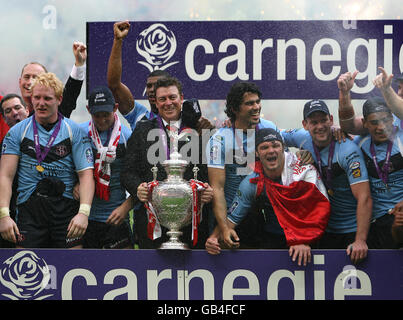 Rugby League - finale de la coupe du défi Carnegie - Hull FC / St Helens - Stade Wembley.Les joueurs de St Helens célèbrent avec le trophée suivant la finale de la coupe du défi Carnegie au stade Wembley, Londres. Banque D'Images