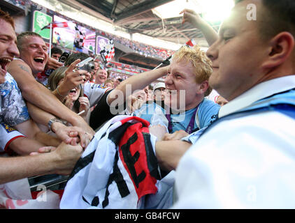 Rugby League - finale de la coupe du défi Carnegie - Hull FC / St Helens - Stade Wembley.James Graham de St Helens est pris par les fans lorsqu'il célèbre la finale de la coupe du défi Carnegie au stade Wembley, à Londres. Banque D'Images