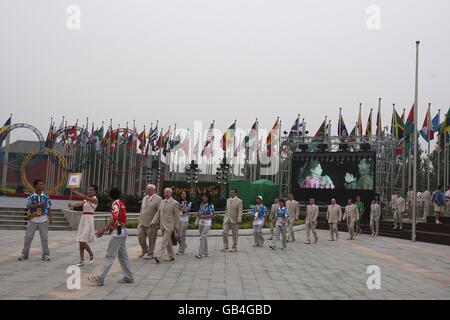 L'équipe olympique irlandaise est à l'origine de la cérémonie de levée de drapeau au village olympique de Beijing, en Chine. Banque D'Images