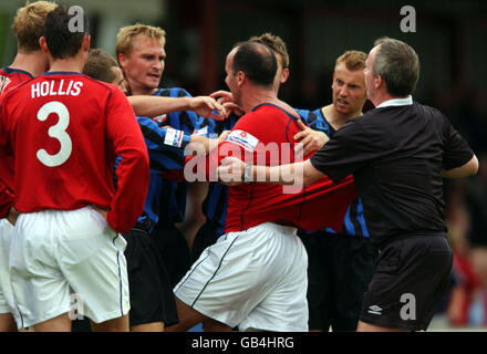 Soccer - Conférence nationale de la Ligue - Accrington Stanley c. Scarborough.Paul Cook d'Accrrington Stanley est impliqué dans les combats avant d'être envoyé pour conduite violente plus tard dans le match Banque D'Images